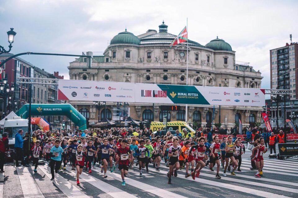 Salida frente al Teatro Arriaga en el 10K Bilbao Rural Kutxa