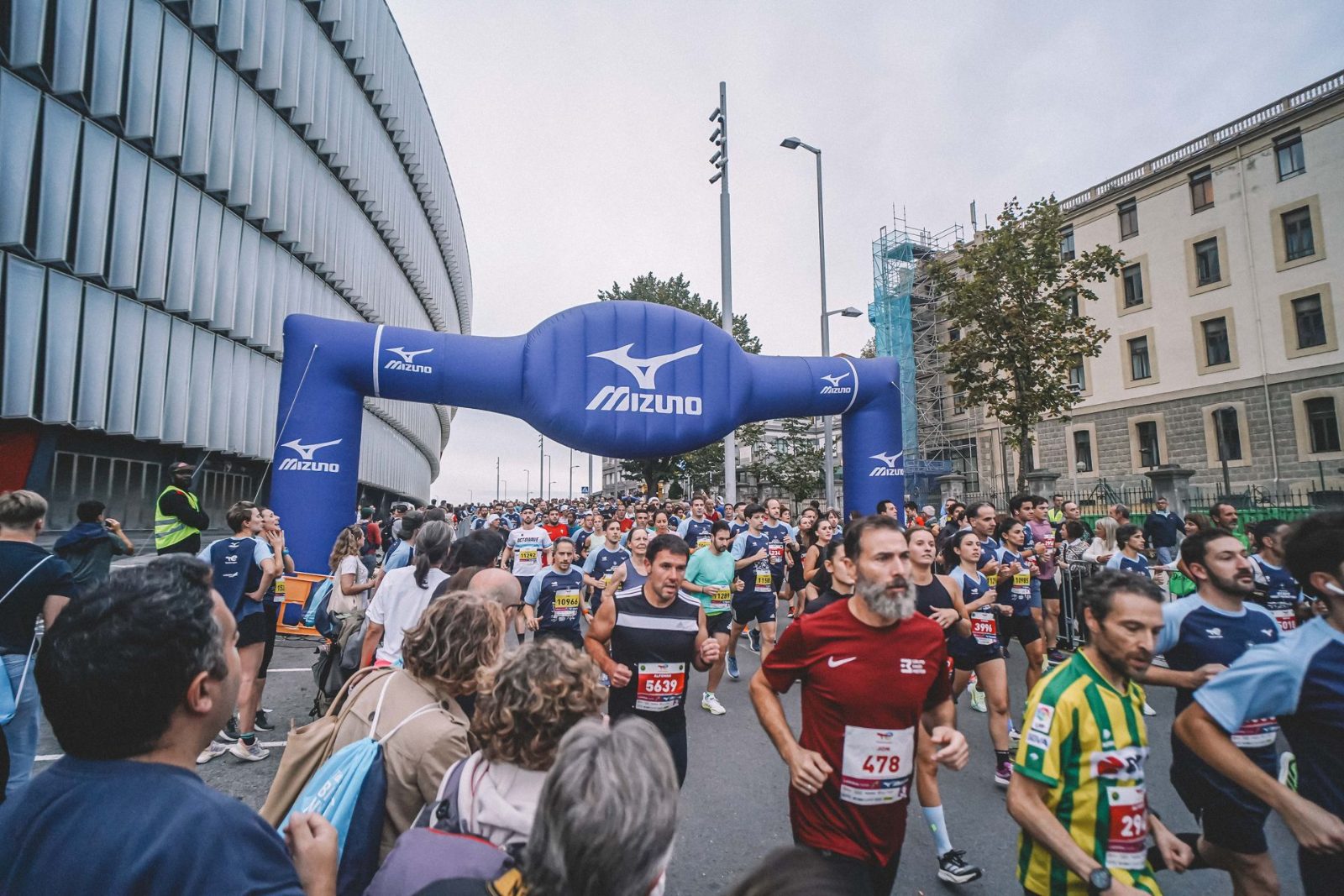 Corredores en la salida del Bilbao Night Run junto a San Mamés