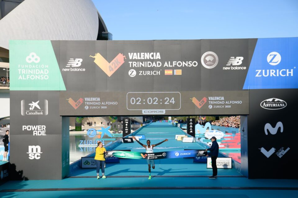 John Korir cruzando la meta como ganador del Maratón Valencia 2025