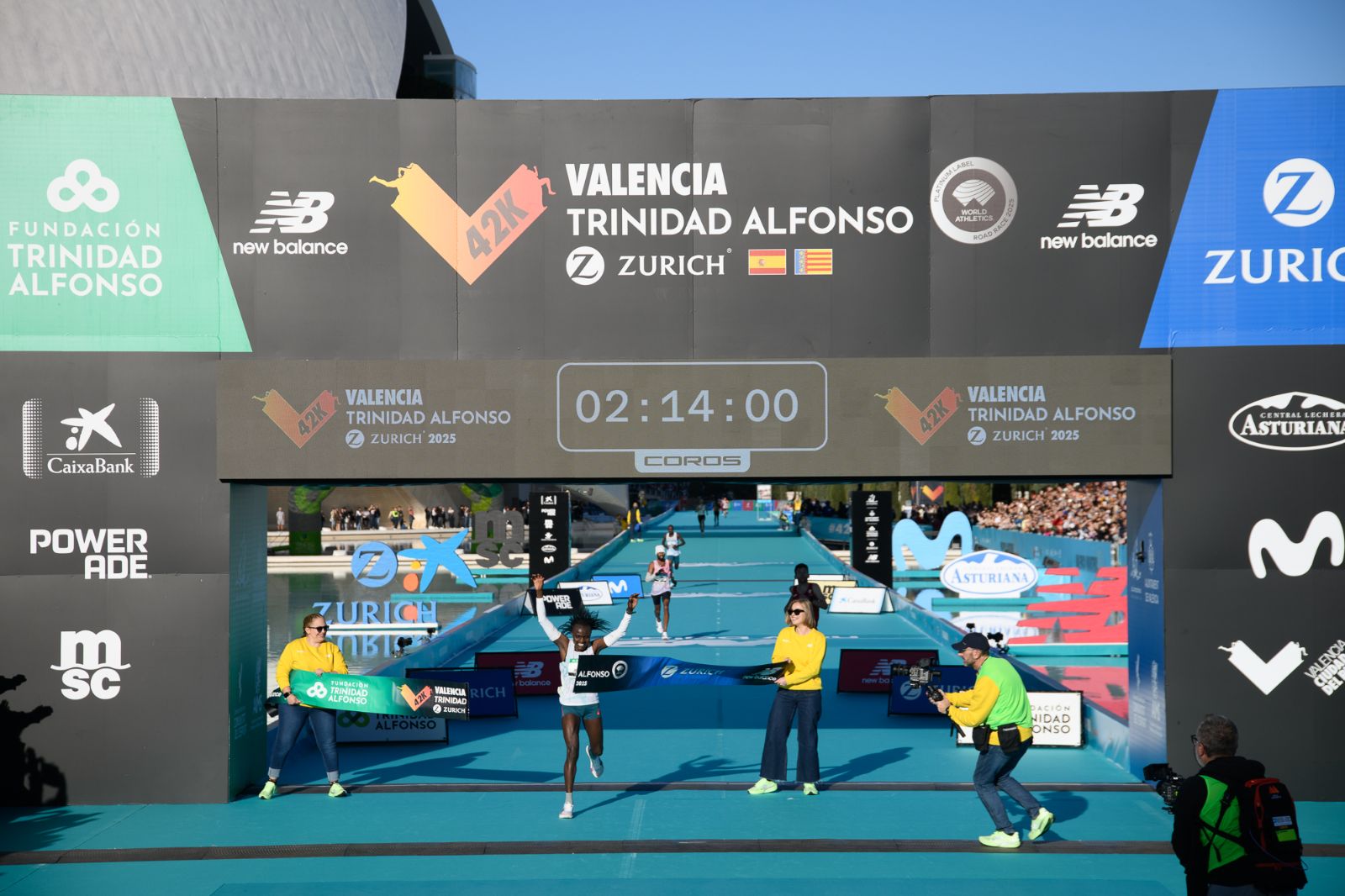 Joyciline Jepkosgei cruzando la meta como ganadora del Maratón Valencia 2025