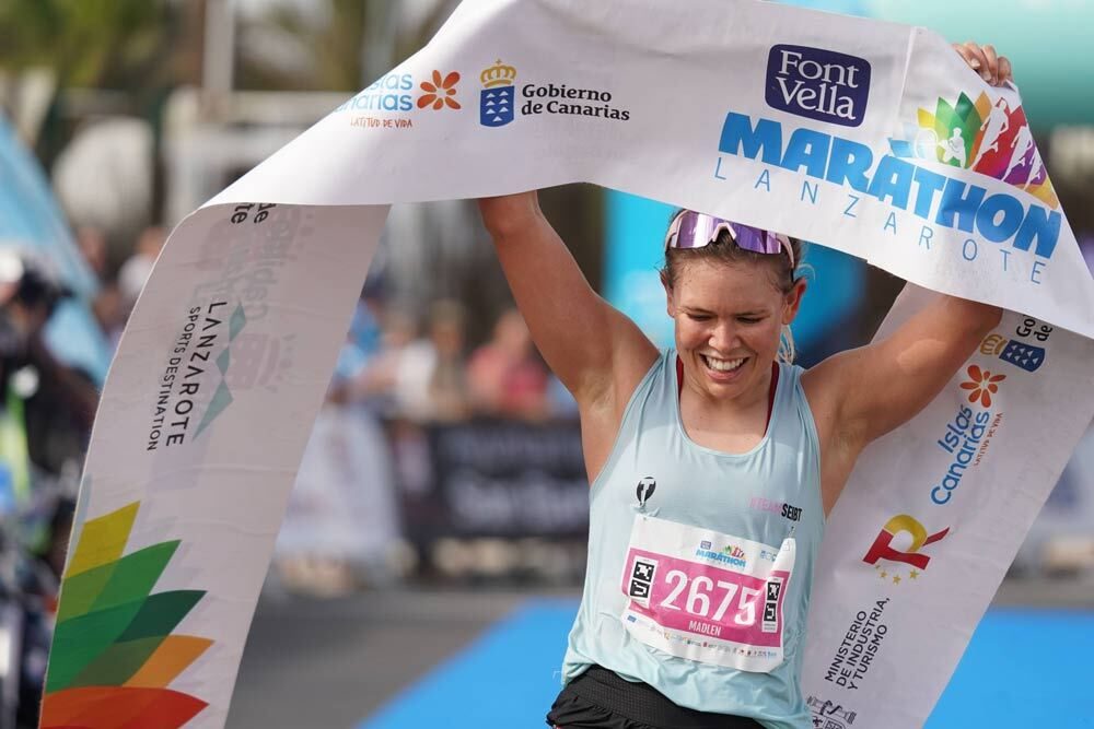 Una corredora cruza la cinta de meta del Lanzarote International Marathon