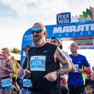 Corredores llegando a la meta del Lanzarote International Marathon en Costa Teguise