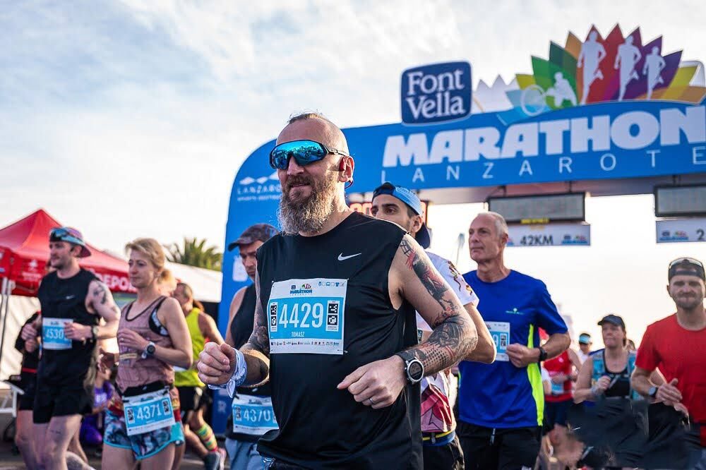 Corredores llegando a la meta del Lanzarote International Marathon en Costa Teguise