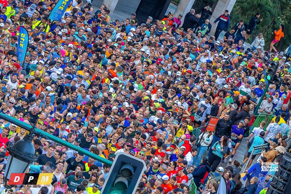 Miles de corredores en la salida de la I Maratón Internacional Elche-Alicante
