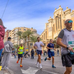 Corredores en la Maratón Internacional Elche-Alicante