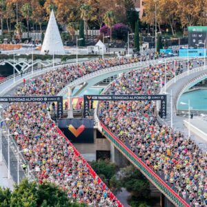 Corredores del Maratón Valencia junto a la Ciudad de las Artes y las Ciencias