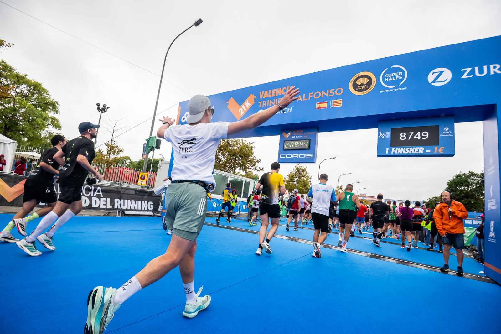 Corredor celebrando la llegada al Medio Maratón Valencia 2025