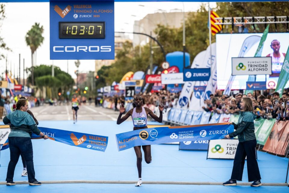 Llegada a meta en el Medio Maratón Valencia 2025