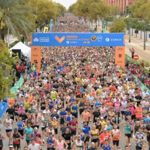 Miles de corredores en la salida del Medio Maratón Valencia
