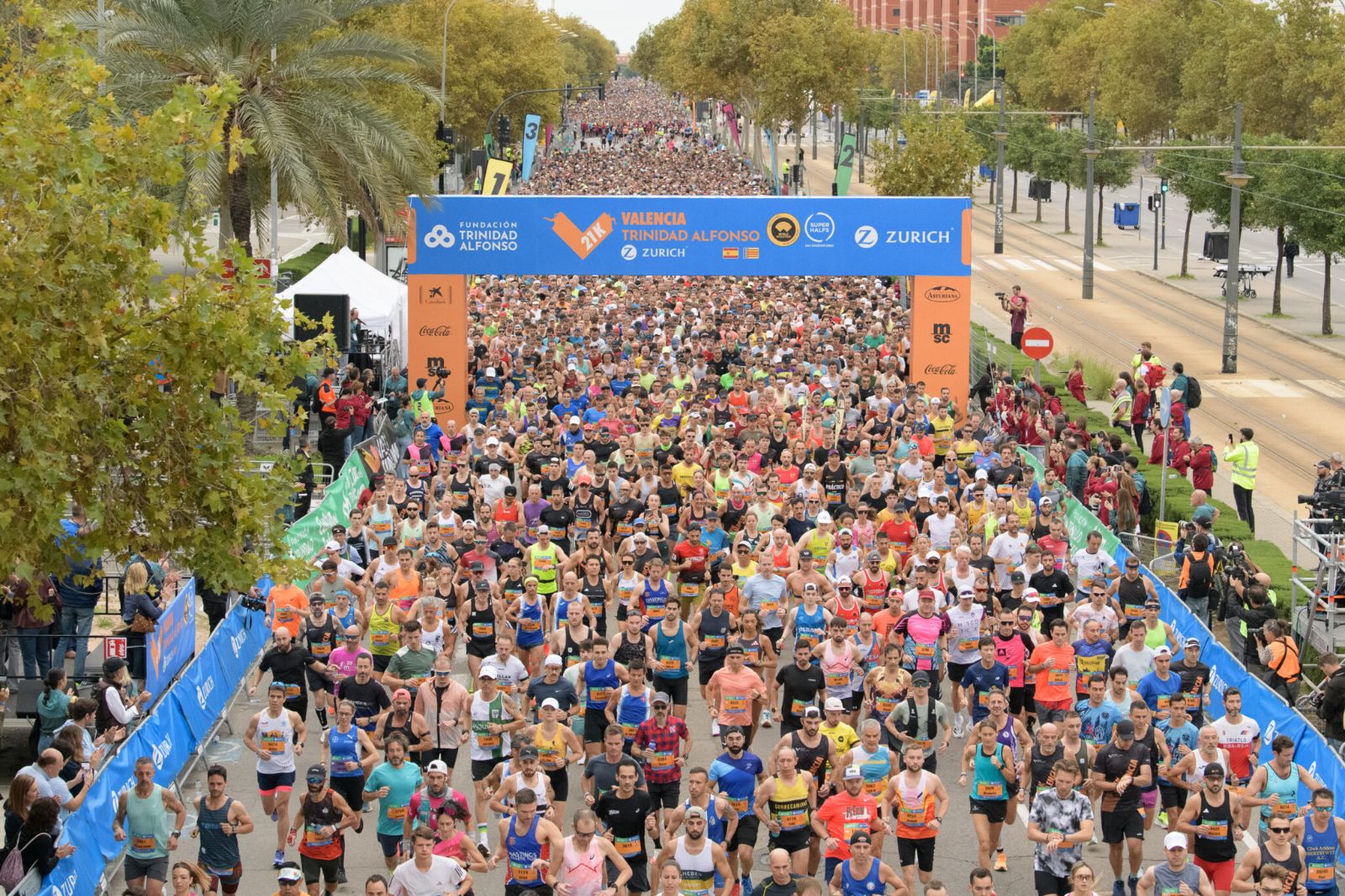 Miles de corredores en la salida del Medio Maratón Valencia
