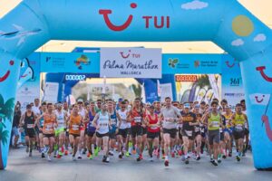 Corredores en la salida del TUI Palma Marathon Mallorca bajo el arco de salida