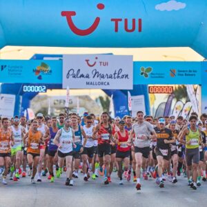 Corredores en la salida del TUI Palma Marathon Mallorca bajo el arco de salida
