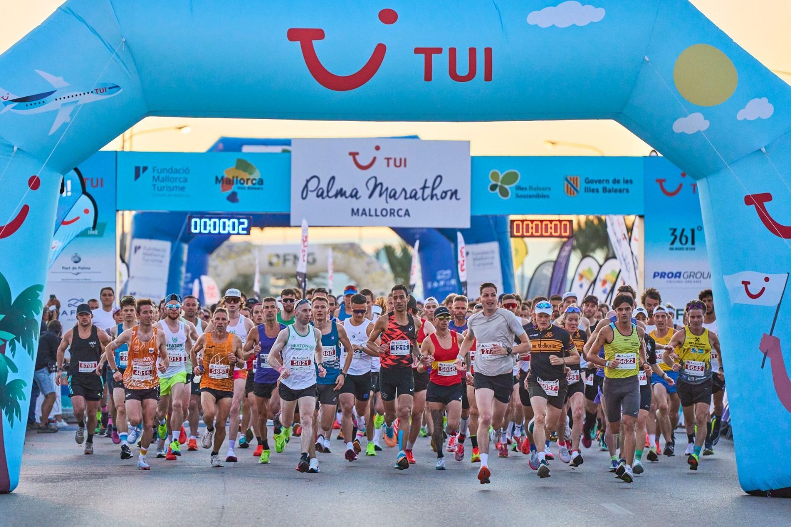 Corredores en la salida del TUI Palma Marathon Mallorca bajo el arco de salida