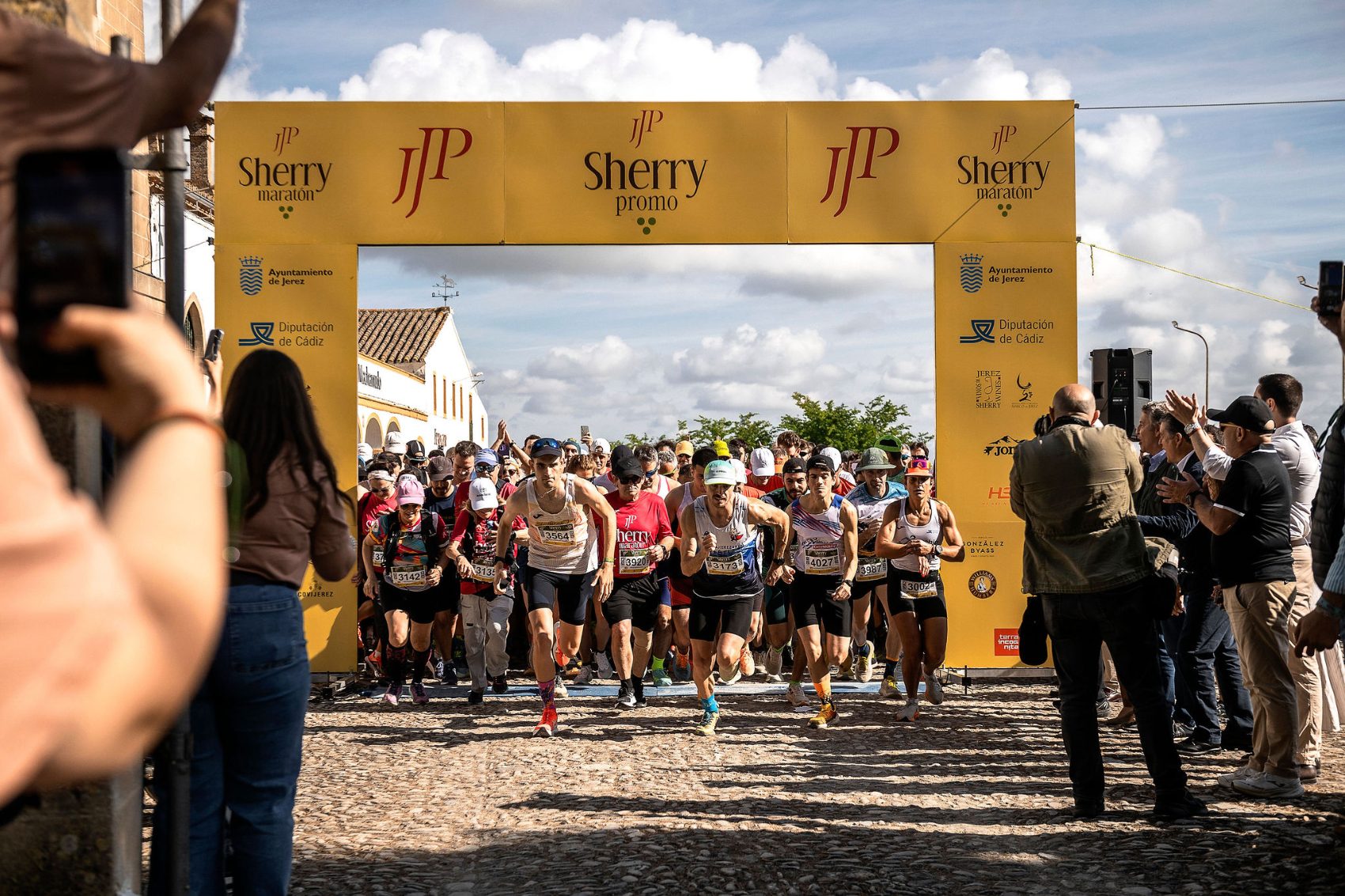 Corredores en el Sherry Maratón de Jerez