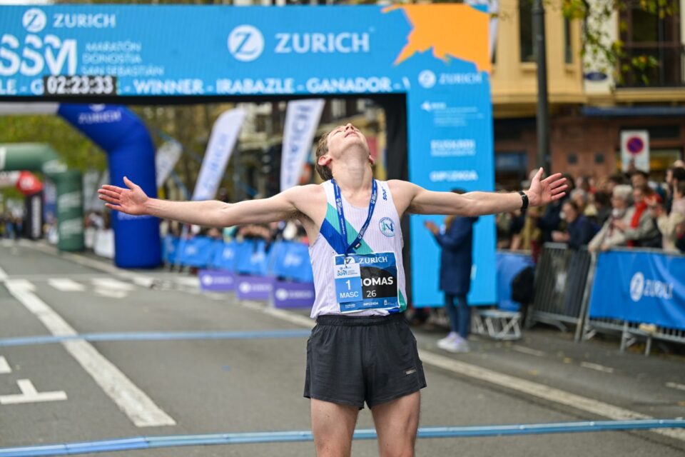 Llegada a meta en el Zurich Maratón Donostia-San Sebastián 2025